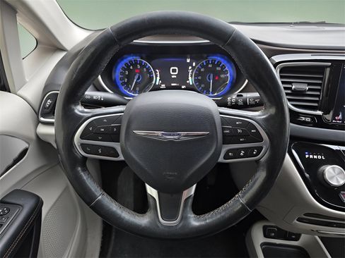 Used 2019 Chrysler Pacifica Touring-L Plus w/ Advanced Safetytec Group image 24