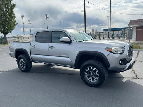 Used 2018 Toyota Tacoma TRD Off-Road AWD/4WD image 10
