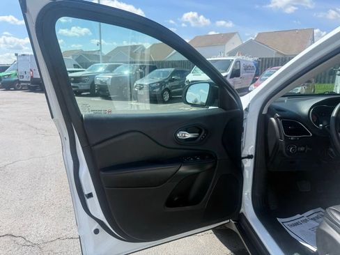 Used 2022 Jeep Cherokee Trailhawk w/ Premium Leather Package AWD/4WD image 12
