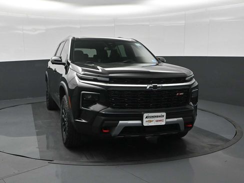 Used 2024 Chevrolet Traverse Z71 image 3