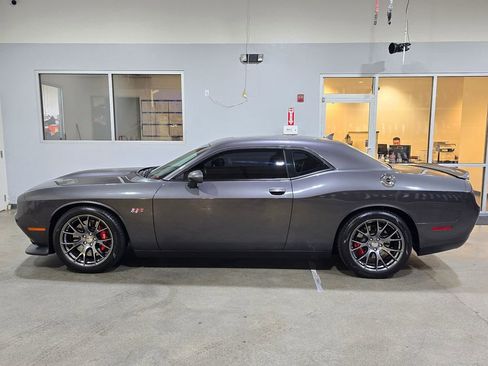 Used 2016 Dodge Challenger SRT w/ Technology Group image 7