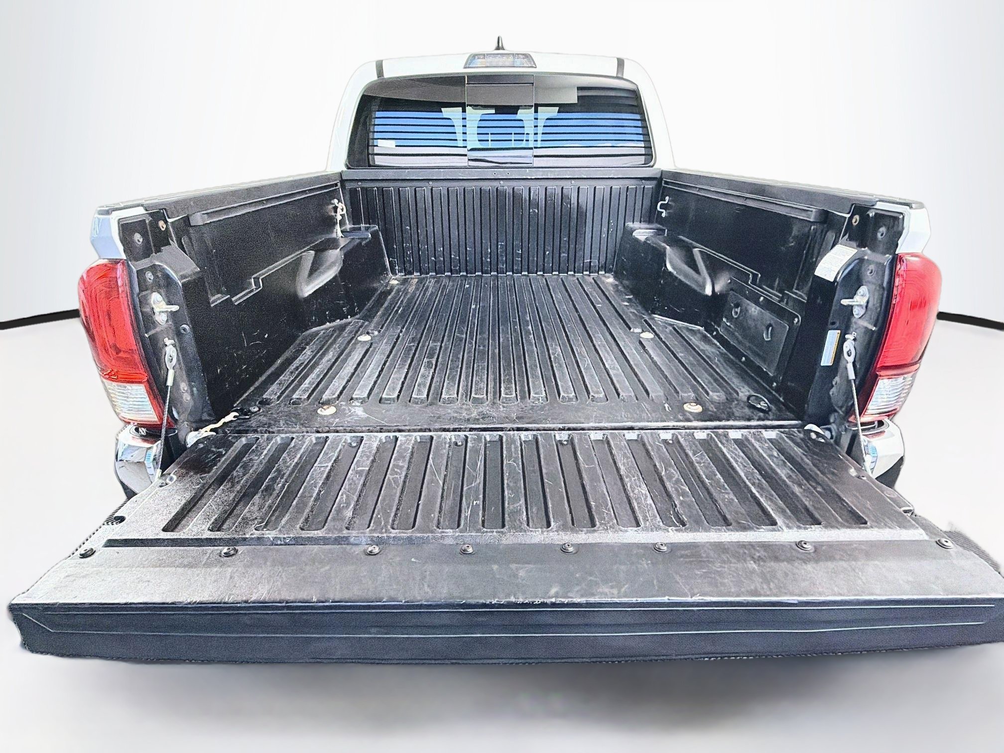Used 2020 Toyota Tacoma SR5 RWD image 28