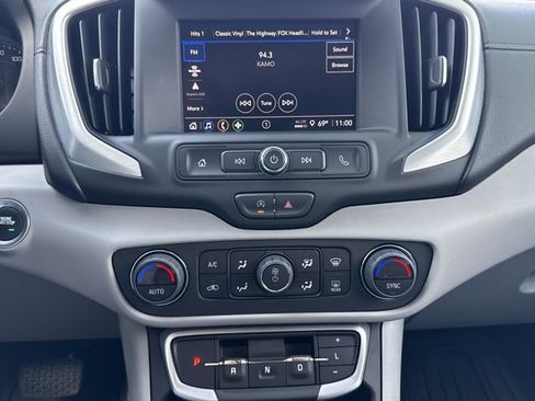 Used 2024 GMC Terrain SLE w/ Driver Convenience Package image 18