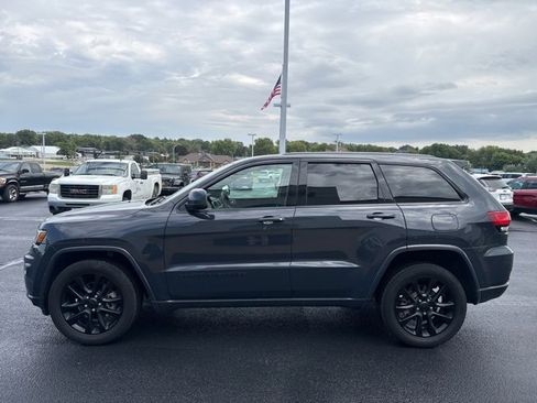 Used 2017 Jeep Grand Cherokee Altitude image 5
