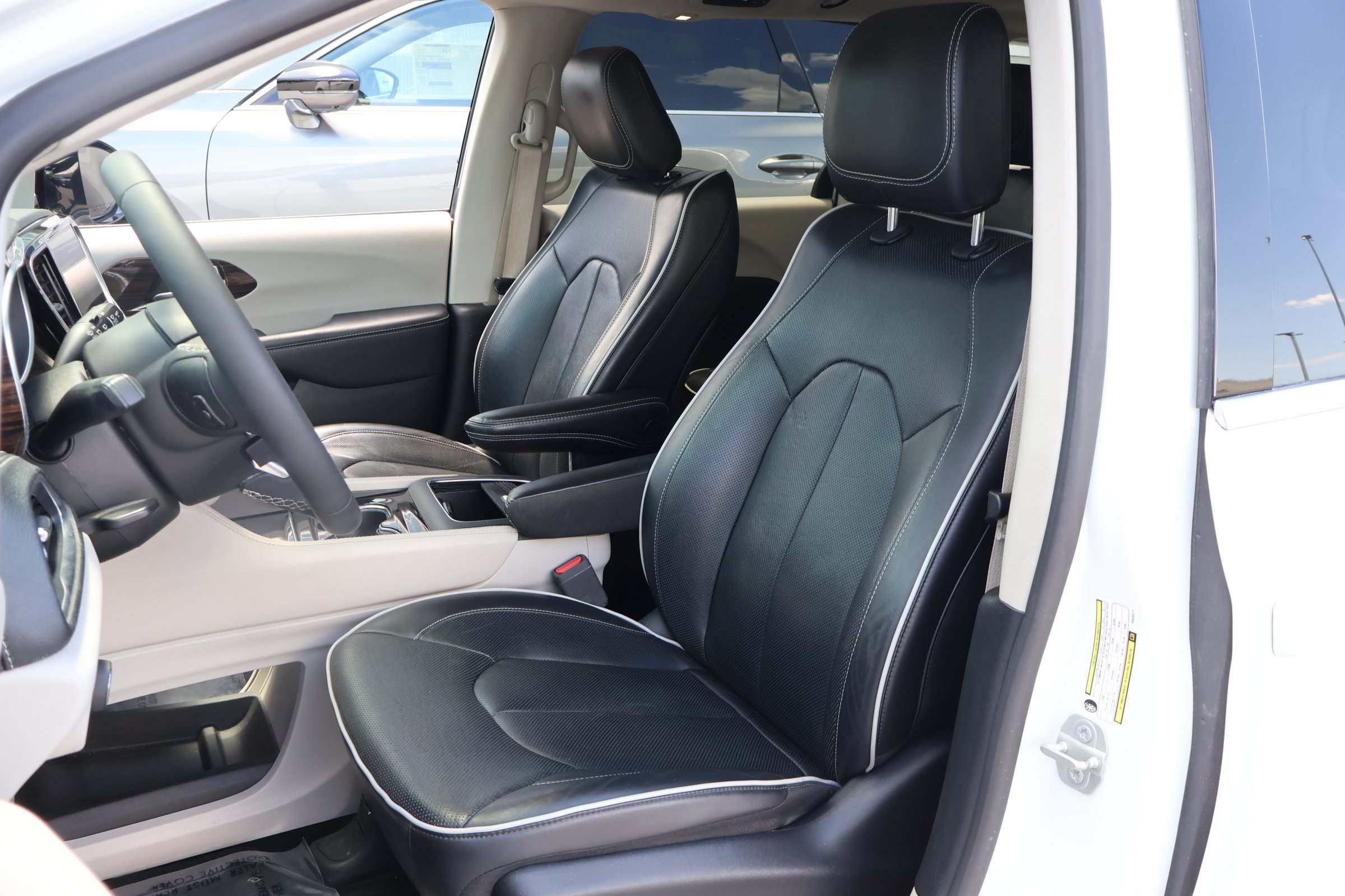 Used 2023 Chrysler Pacifica Limited FWD image 2