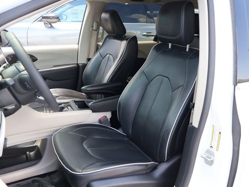 Used 2023 Chrysler Pacifica Limited FWD image 2