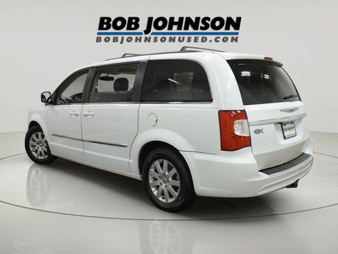Used 2016 Chrysler Town & Country Touring FWD image 5