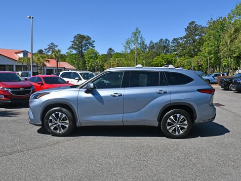 Used 2022 Toyota Highlander XLE image 2