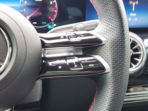 Used 2025 Mercedes-Benz GLB 250 image 21