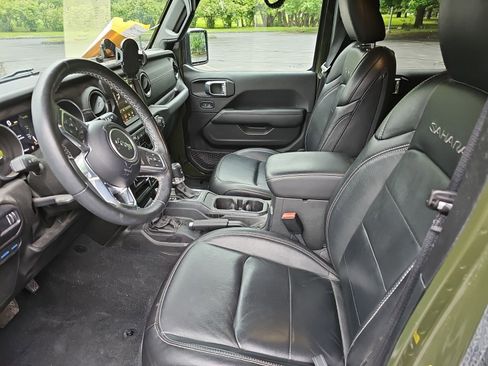Used 2023 Jeep Wrangler Unlimited Sahara w/ Cold Weather Group AWD/4WD image 19
