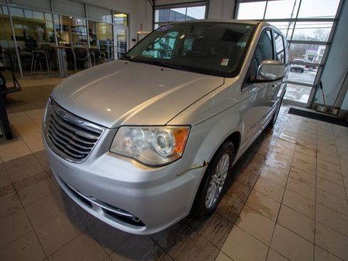 Used 2012 Chrysler Town & Country Limited image 2