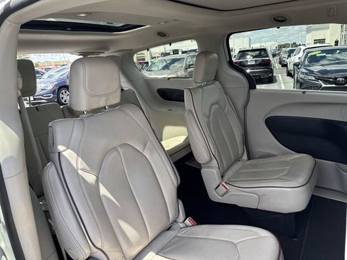 Used 2019 Chrysler Pacifica Limited FWD image 16