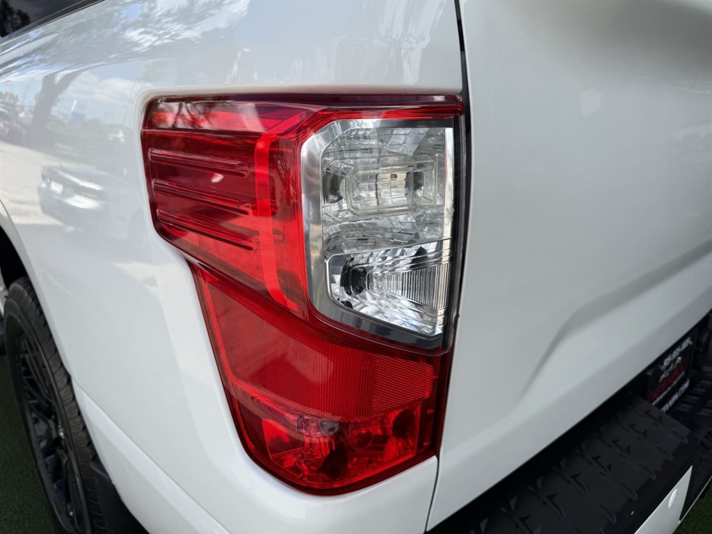 Used 2018 Nissan Titan SV w/ SV Convenience Package AWD/4WD image 10