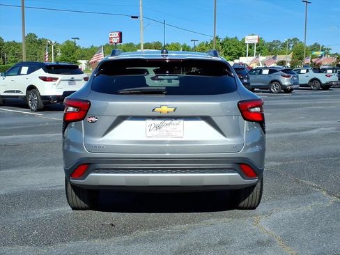 Used 2025 Chevrolet Trax LT FWD image 16