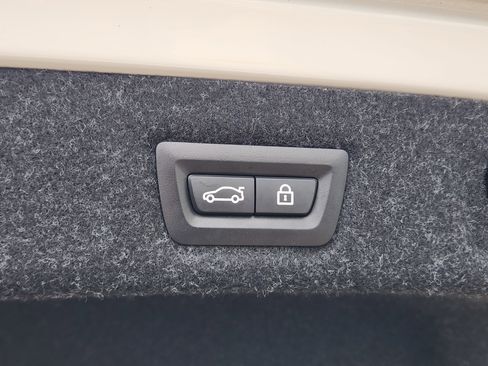 Used 2020 BMW 530e w/ M Sport Package image 39