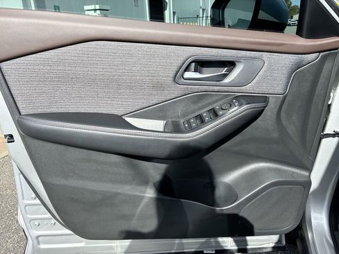 Used 2023 Nissan Rogue SV image 21