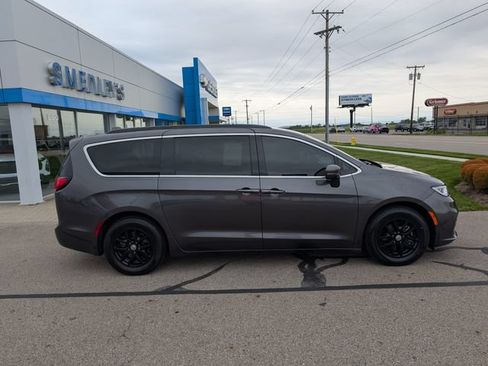 Used 2022 Chrysler Pacifica Touring-L FWD image 2
