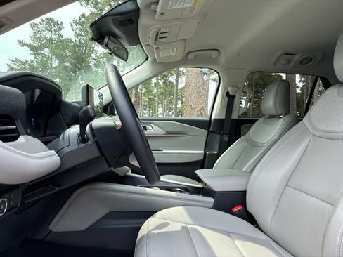 Used 2025 Ford Explorer Active w/ Active Comfort Package RWD image 21