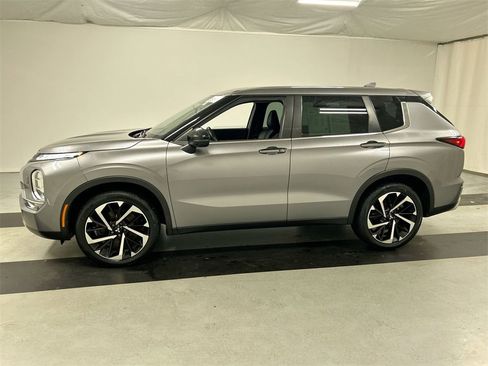 Used 2022 Mitsubishi Outlander SE image 6