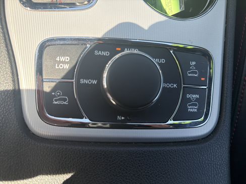 Used 2019 Jeep Grand Cherokee Trailhawk AWD/4WD image 24