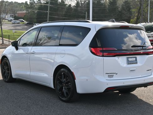 Used 2024 Chrysler Pacifica Limited w/ S Appearance Package FWD image 13