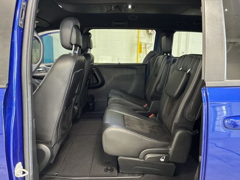 Used 2020 Dodge Grand Caravan SXT w/ Driver Convenience Group FWD image 13