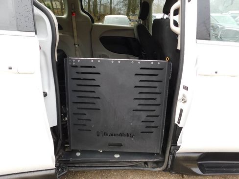 Used 2022 Chrysler Voyager LX FWD image 7