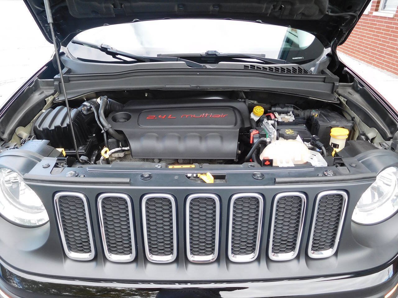 Used 2017 Jeep Renegade Latitude FWD image 10