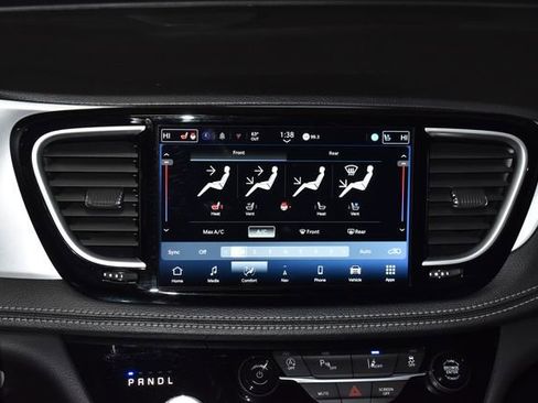 Certified 2025 Chrysler Pacifica Limited image 18