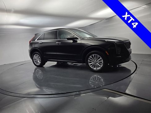 Used 2024 Cadillac XT4 Luxury w/ Cold Weather Package image 9