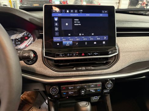 Used 2024 Jeep Compass Latitude image 46