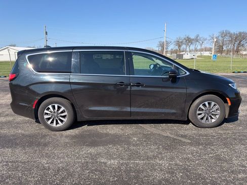 Used 2023 Chrysler Pacifica Touring-L image 8