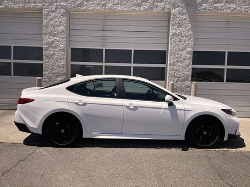 Used 2025 Toyota Camry SE FWD image 1