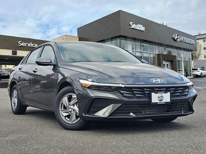 New 2025 Hyundai Elantra SE