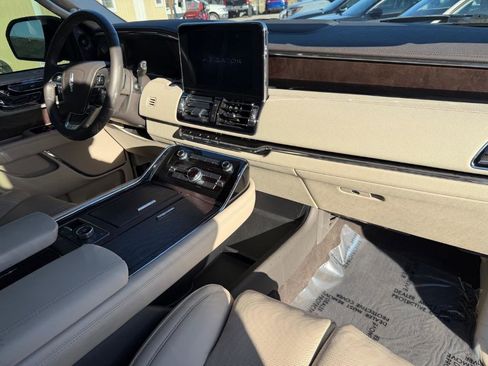 Used 2019 Lincoln Navigator Reserve image 22