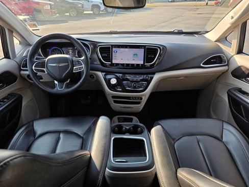 Used 2023 Chrysler Pacifica Touring-L FWD image 37