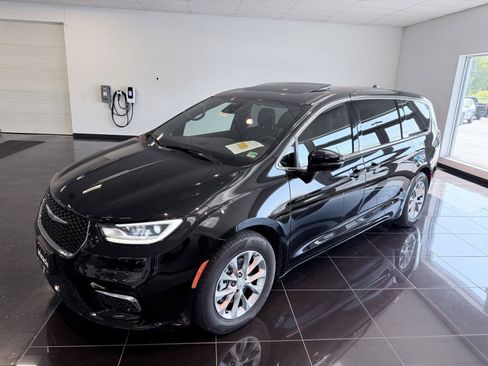 Used 2026 Chrysler Pacifica Limited FWD image 7