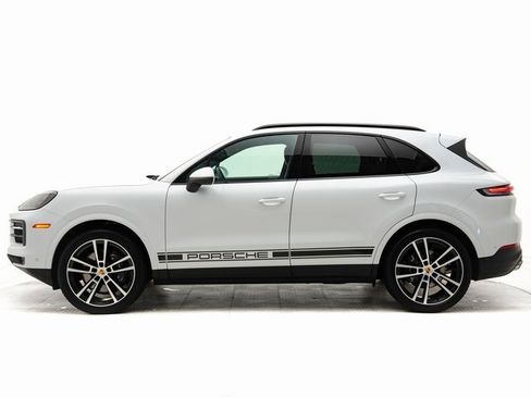 Used 2024 Porsche Cayenne image 2