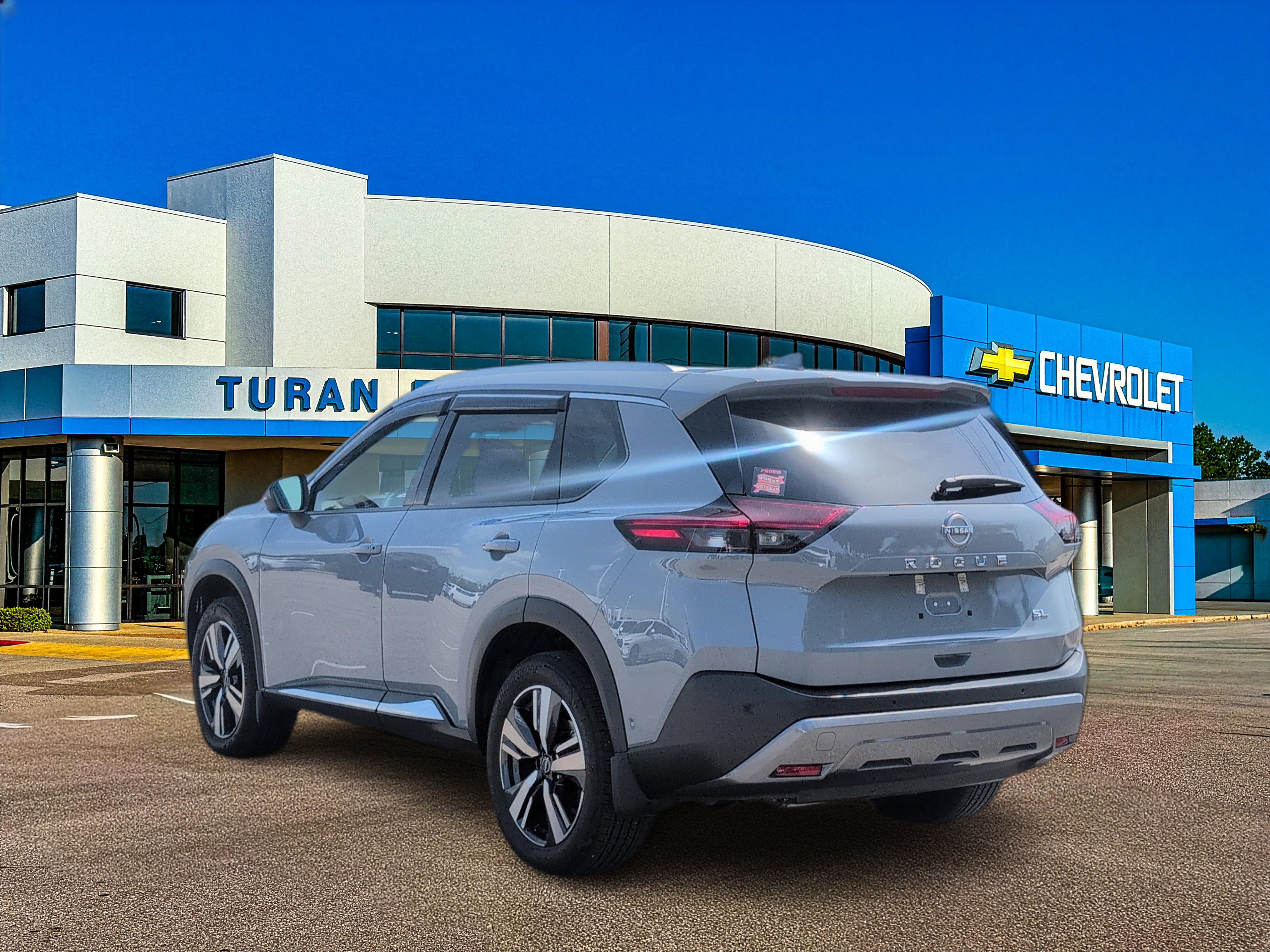 Used 2023 Nissan Rogue SL w/ SL Premium Package FWD image 3