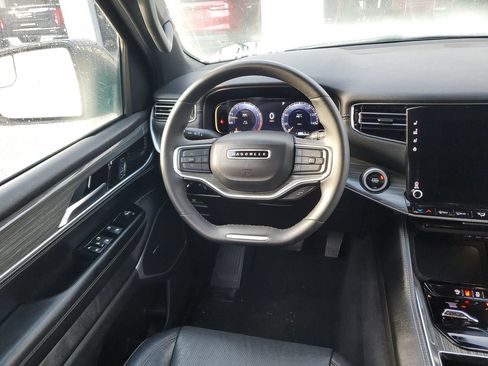 Used 2023 Jeep Wagoneer L Series II AWD/4WD image 12