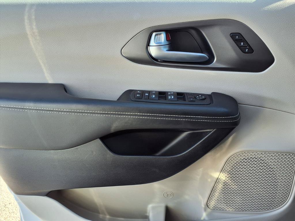 Used 2024 Chrysler Pacifica Touring-L FWD image 21
