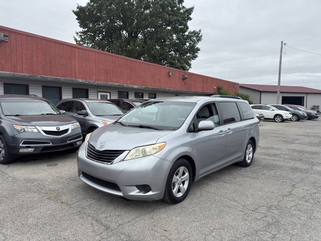 Used 2011 Toyota Sienna LE w/ Towing Pkg FWD image 2