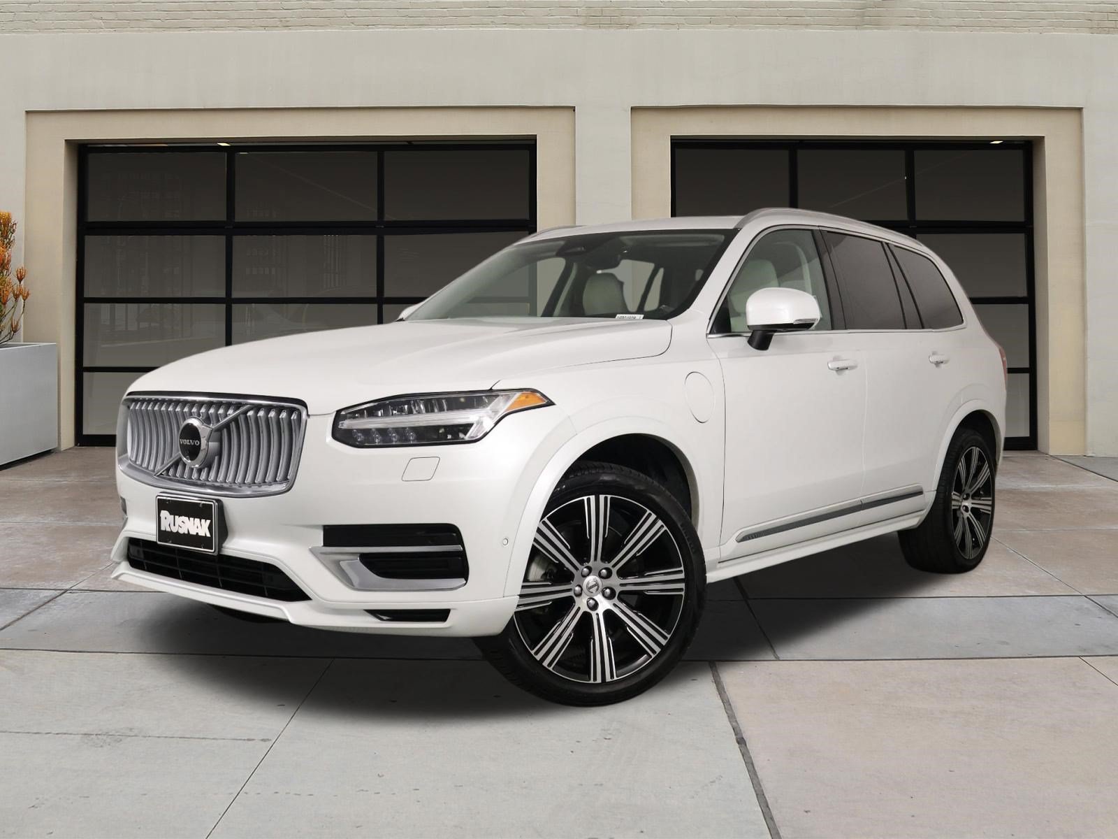 Certified 2025 Volvo XC90 T8 Plus w/ Protection Package Premier AWD/4WD image 3