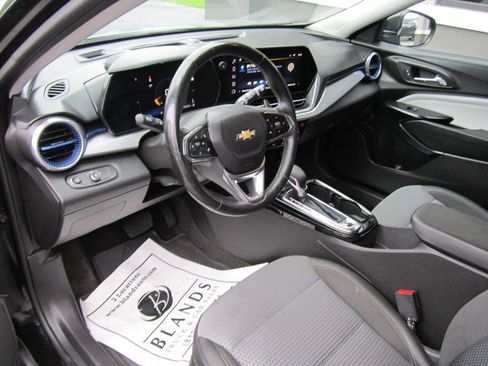 Used 2025 Chevrolet Trax LT w/ Sunroof Package FWD image 6