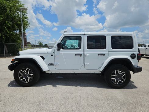Used 2025 Jeep Wrangler Unlimited Sahara AWD/4WD image 6