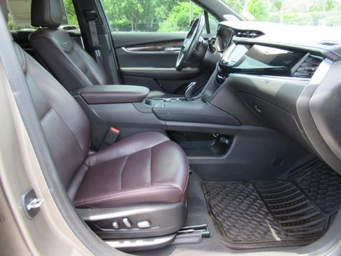 Used 2022 Cadillac XT6 Premium Luxury w/ Technology Package FWD image 10