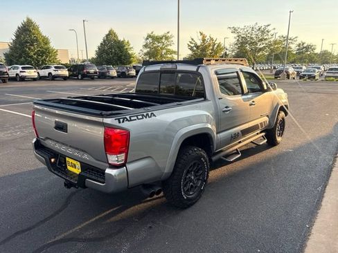Used 2017 Toyota Tacoma SR5 w/ Tow Package RWD image 5