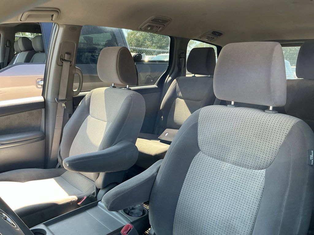 Used 2009 Toyota Sienna CE FWD image 9