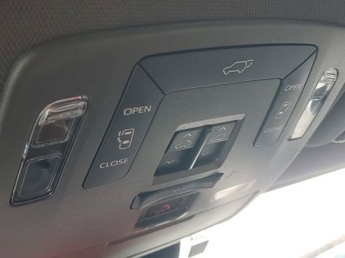 Used 2024 Toyota Sienna LE FWD image 29