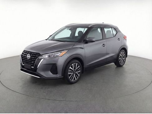 Used 2022 Nissan Kicks SV image 3
